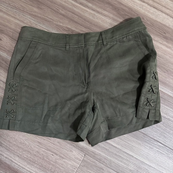 White House Black Market Green Shorts - Sz 8 - Picture 1 of 3
